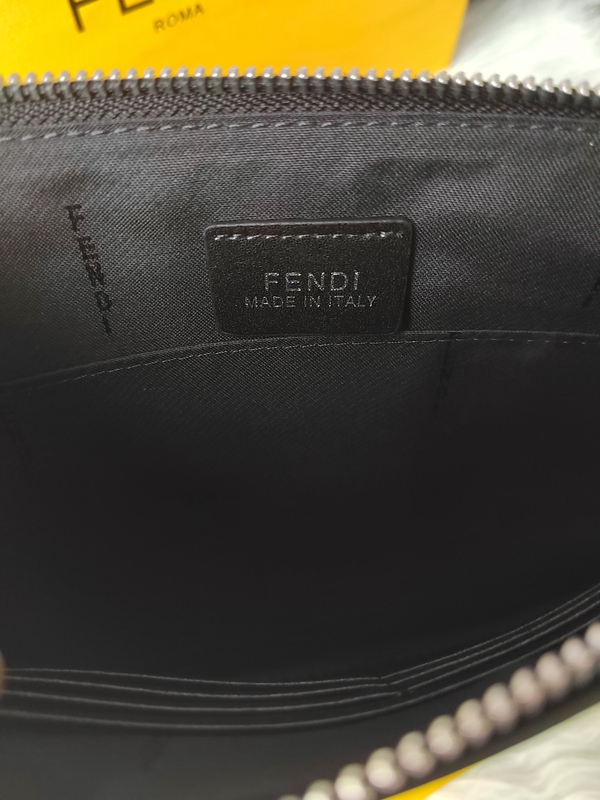 超激安ブランド財布偽物着用イメージ